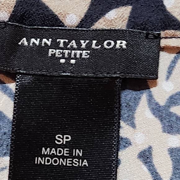 Ann Taylor  petite v-neck floral blouse Size SP Colors black tan and white - Picture 8 of 13